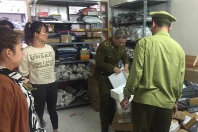 Thu giữ hàng trăm đôi giầy có dấu hiệu giả mạo nhãn hiệu