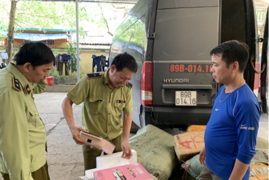 Tạm giữ nhiều hàng hóa không rõ nguồn gốc đang vận chuyển đi tiêu thụ