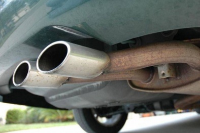 Cảnh báo tai hại khi vệ sinh ống xả ô tô sai cách