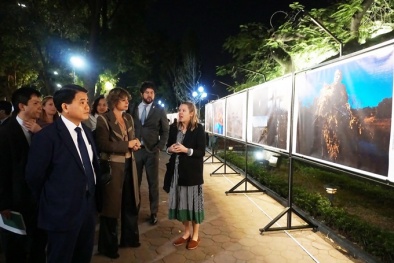 Triển lãm ảnh báo chí thế giới tại hồ Hoàn Kiếm- Kết nối Hà Nội với các thành phố thế giới