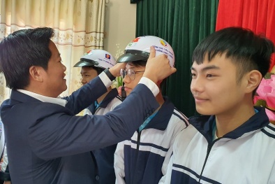 Đoàn thanh niên Tổng cục TCĐLCL tặng 300 mũ bảo hiểm đạt chuẩn cho học sinh 