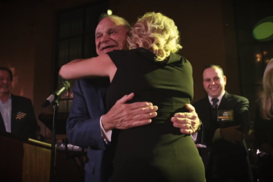 Nhân viên 'sốc' khi sếp bất ngờ thưởng ‘khủng’ hơn 231 tỷ đồng