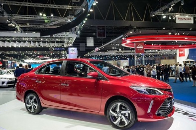 Ô tô đua nhau giảm giá mạnh, gần 400 nghìn người Việt bỏ tiền ra mua