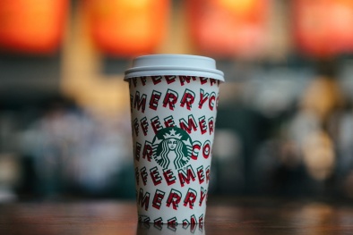 Trong 23 năm qua, chiếc cốc màu đỏ của Starbucks đã biến đổi như thế nào?