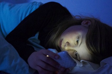 Dùng chế độ ban đêm trên smartphone có thể làm tổn hại nghiêm trọng tới giấc ngủ