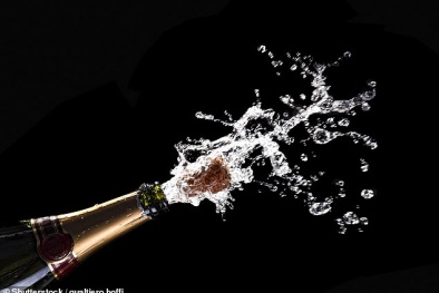 Mở nút chai rượu champagne sai cách có thể gây chấn thương nghiêm trọng