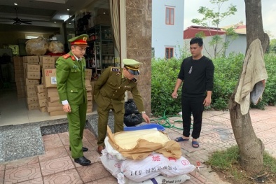 Thu giữ 200kg bột chế biến trà sữa không rõ nguồn gốc đã ẩm mốc 