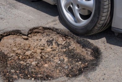 Cảnh báo không được giữ phanh khi lái ô tô qua ổ gà