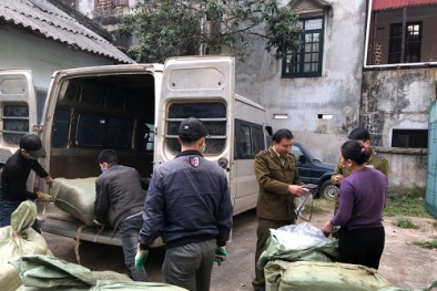 Tóm gọn ô tô đang vận chuyển lượng lớn quần áo, đồ tiêu dùng trôi nổi