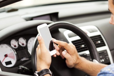 Nhắn tin khi lái xe ô tô- không nên đùa với 'tử thần' 