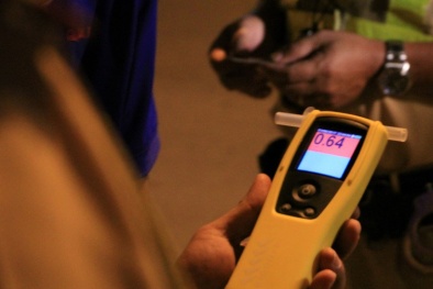 Dân nhậu đổ xô mua máy đo nồng độ cồn, nhà hàng tung chiêu đưa khách nhậu về tận nhà
