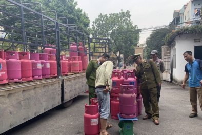 Lượng lớn chai khí hydro carbon không có tem chống hàng giả bị tạm giữ