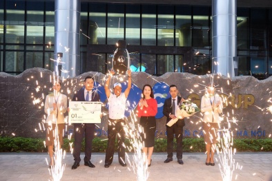 4 xe Mercedes trị giá gần 10 tỷ đồng đến tay golfer ghi HIO tại giải Bamboo Airways 18 Tournament 