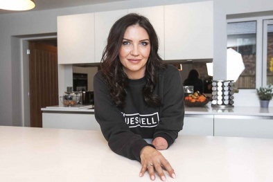 Phải cắt bỏ tay sau khi bị giật điện do cắm sạc máy tính xách tay