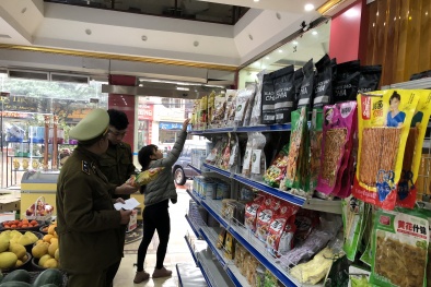 Phát hiện cửa hàng công khai bán hạt óc chó, nho sấy khô không rõ nguồn gốc