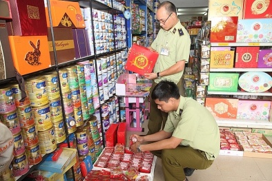 TP.HCM tăng cường kiểm tra các chợ bán bánh mứt kẹo dịp cận Tết