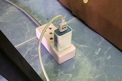 Không rút dây sạc điện thoại khỏi ổ cắm, tai nạn rất dễ xảy ra