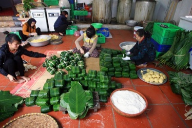 Không khí Tết rộn ràng ở làng bánh chưng truyền thống Tranh Khúc