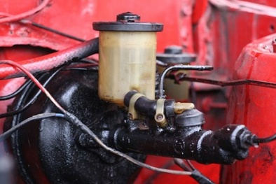 Ô tô bị tàn phá nghiêm trọng nếu không thay dầu phanh định kỳ