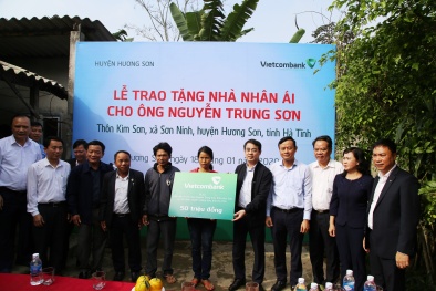 Vietcombank tặng 100 nhà nhân ái và 1000 suất quà cho người nghèo tại Hương Sơn, Hà Tĩnh 