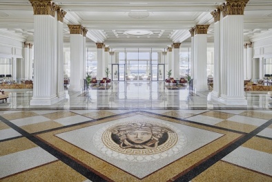 Versace quyên góp 1 triệu Nhân dân tệ để đối phó với coronavirus