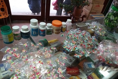 Phát hiện 2 cửa hàng kinh doanh thuốc không còn nguyên vẹn bao bì, nhãn thuốc