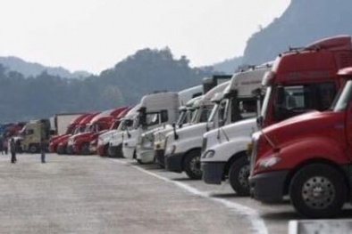 Mặc cơ quan chức năng khuyến cáo, xe chở nông sản vẫn ùn ùn lên cửa khẩu