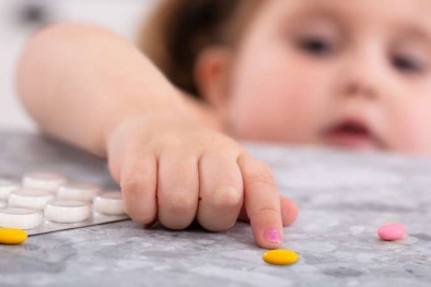 Cha mẹ và ông bà chịu phần lớn trách nhiệm cho các vụ ngộ độc thuốc ở trẻ em
