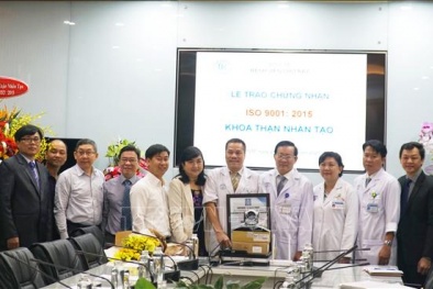 Trao chứng nhận ISO 9001:2015 cho Khoa Thận nhân tạo Bệnh viện Chợ Rẫy