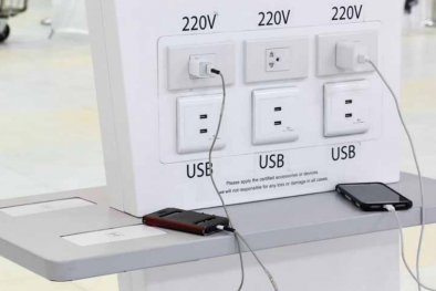 Nguy cơ bị tấn công mạng khi dùng cáp sạc điện thoại nơi công cộng