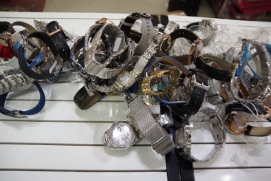 Tạm giữ lượng lớn đồng hồ, túi xách giả mạo nhãn hiệu nổi tiếng tại The Manor