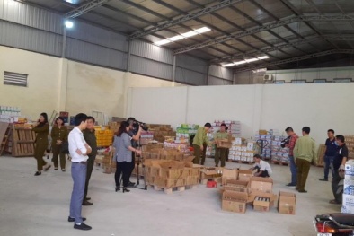 Phát hiện hơn 5.000 chai nước uống tẩy xóa ngày sản xuất và hạn sử dụng