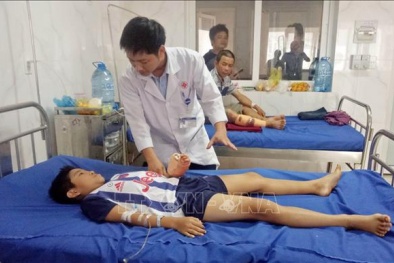 Dập nát tay vì sử dụng điện thoại khi đang sạc pin