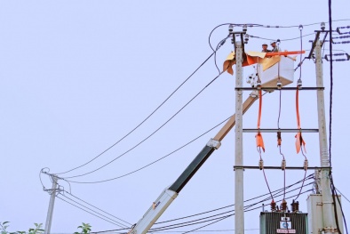 EVNHANOI ứng dụng công nghệ sửa chữa điện nóng hotline với mục tiêu phục vụ khách hàng tốt hơn