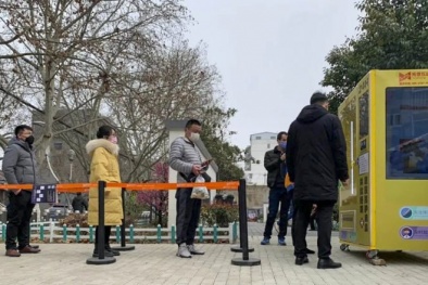 Xuất hiện máy bán khẩu trang tự động giữa tâm dịch virus corona, cho ra 880 chiếc mỗi ngày