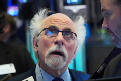 Thị trường chứng khoán: Sau khi mở cửa, Dow Jones mất 2.000 điểm