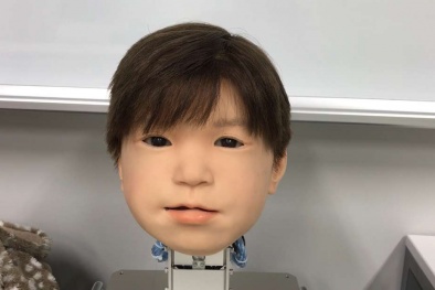 Nhật Bản phát triển robot trẻ em biết cảm nhận nỗi đau