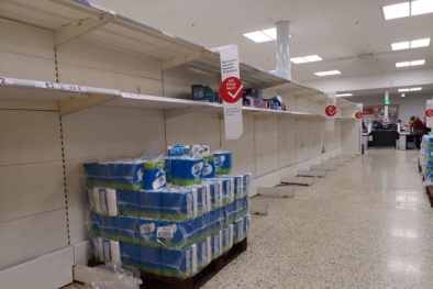 Các nhà máy sản xuất giấy vệ sinh làm việc hết công suất trong mùa dịch Covid-19