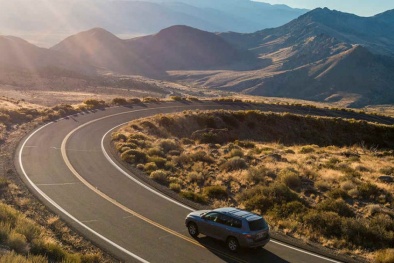 Lái xe ô tô cũ chạy đường dài cần đặc biệt lưu ý để tránh rủi ro ngang đường