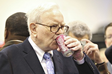 Tỷ phú Warren Buffett làm việc tại nhà ,‘uống Coca-Cola’ trong đại dịch coronavirus