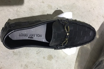 Sản xuất lượng lớn giày dép nam giả nhãn hiệu nổi tiếng