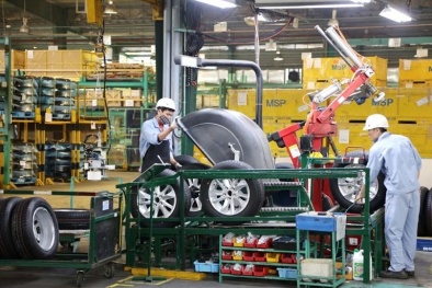 Ngành ô tô xin giảm 50% thuế phí cho khách mua xe