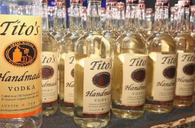 Không dùng rượu vodka làm chất khử trùng bởi nó không hề có tác dụng chống Covid-19