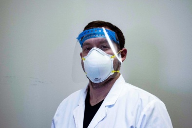 Với công nghệ này, mỗi ngày có 1.000 tấm chắn chống virus corona được sản xuất