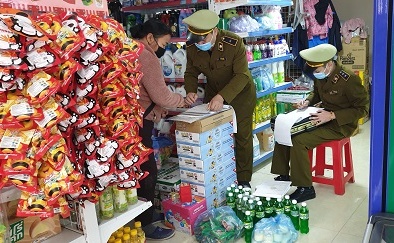 Xử lý cơ sở cố tình kinh doanh đồ ăn sẵn đã quá hạn sử dụng