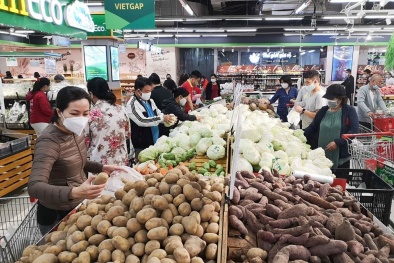 Các siêu thị tăng lượng dự trữ hàng hóa thiết yếu đảm bảo phục vụ người dân