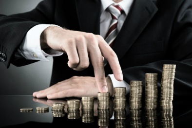 Vì sao người giàu mua vé hạng nhất, thuê ngoài cả việc mình có thể làm?