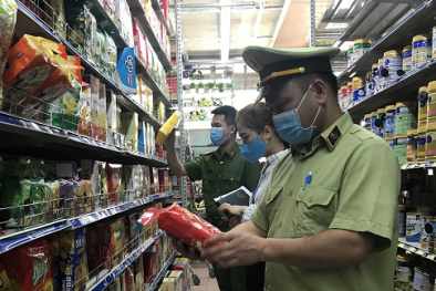 Tiêu hủy loạt sản phẩm thực phẩm bao gói sẵn đã quá hạn sử dụng