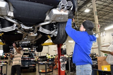 Hãng xe Ford trang bị vòng tay đặc biệt cho nhân viên để ngăn chặn lây nhiễm virus corona