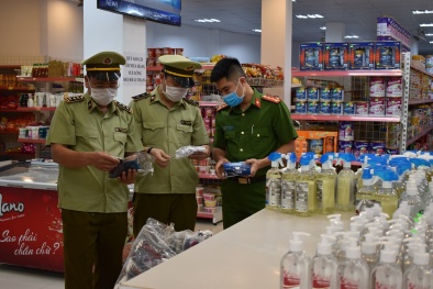 Các siêu thị tăng lượng dự trữ hàng hóa phục vụ nhu cầu người dân 